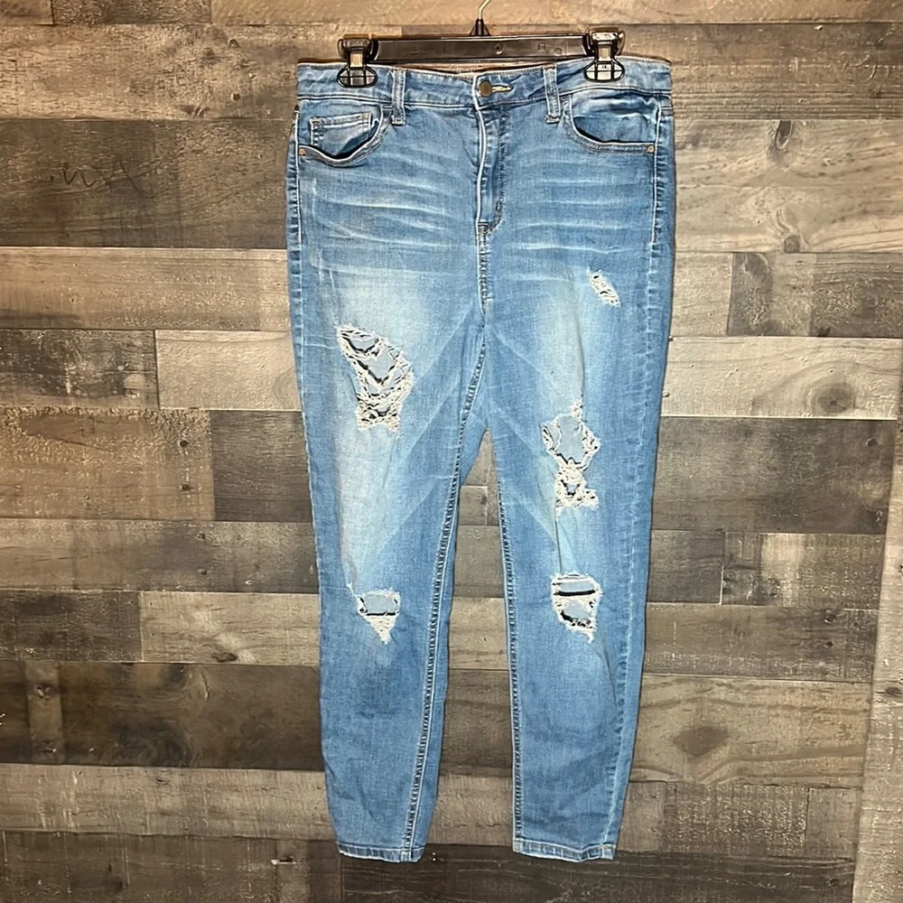 Distressed Tinseltown Blue Jeans - Picture 1 of 8